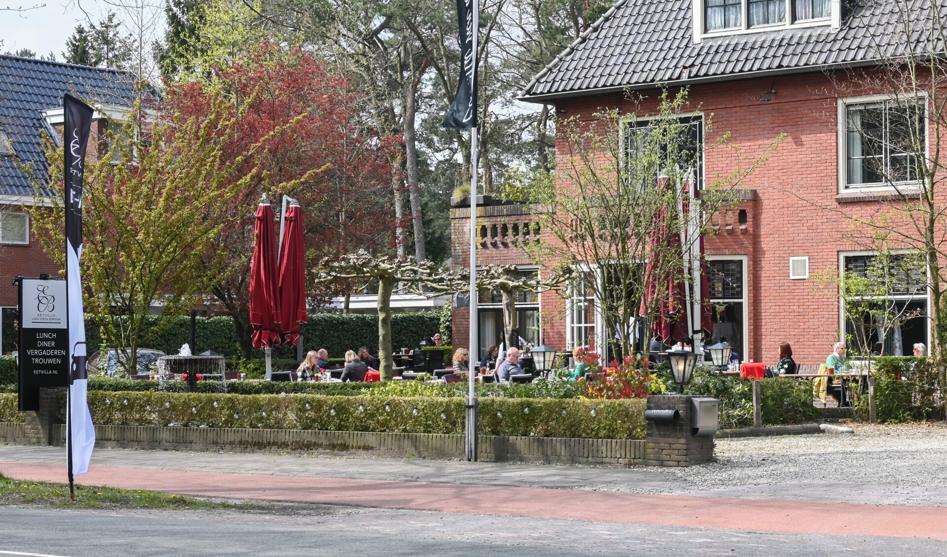Het terras van de Eetrvilla aan de Soesterbergsestraat, op de eerste dag van de versoepelingen, eerder deze maand.
