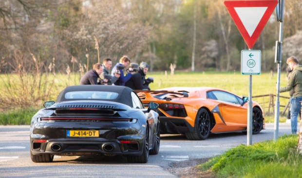 <p>Deelnemers van van het Cars and Business evenement op het Bomencentrum Nederland rijden de Zandheuvelweg op. </p><p><br></p>