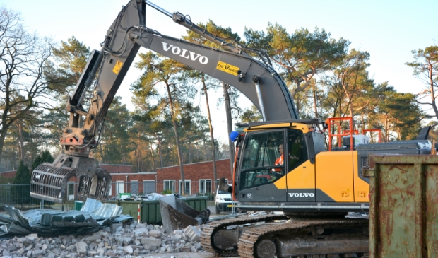 <p>De sloop van het zwembad op het terrein De Hartenberg van 's Heerenloo.</p>