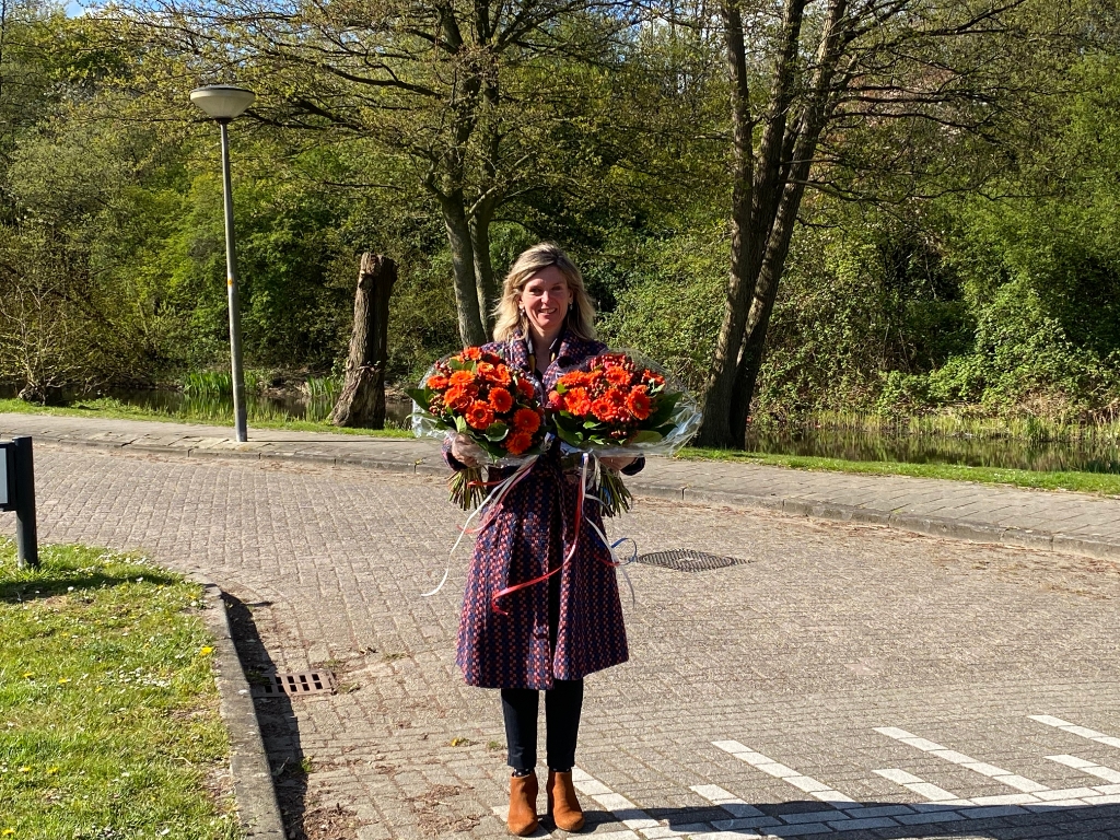 <p>De burgemeester op pad om alle gelukkigen uit te nodigen.</p>