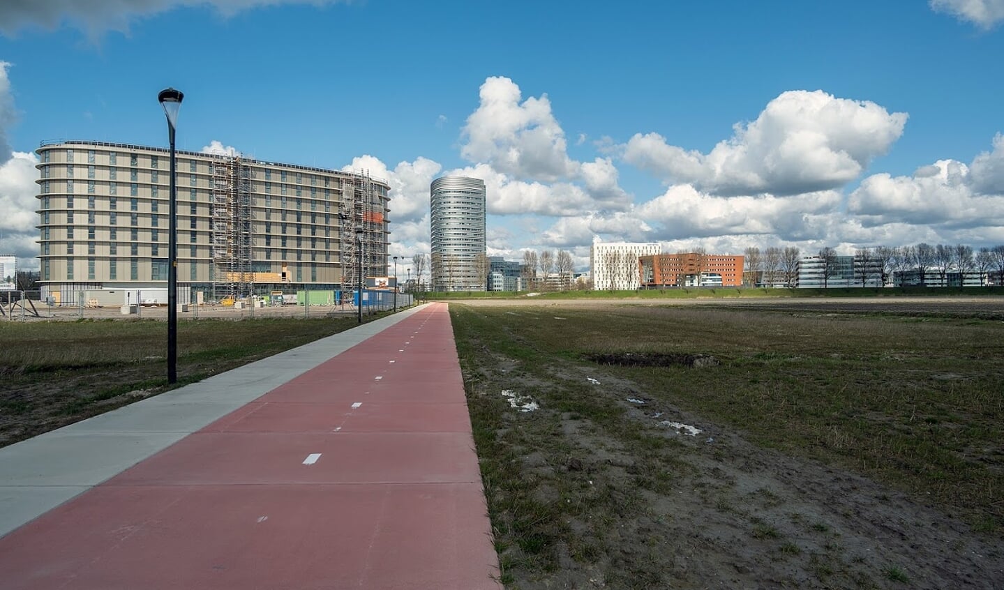 Er zijn goede fiets-en wandelverbindingen met het stadscentrum van Hoofddorp.  