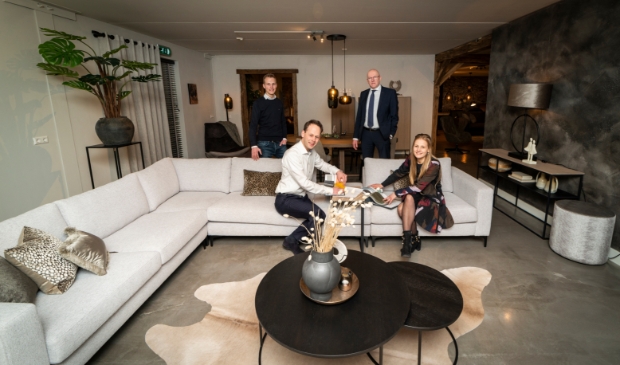 <p>Op de bank broer en zus Johanneke en Evert van Wolfswinkel. Op de achtergrond Johan van Wolfswinkel (links) en Johan Golstein.</p>