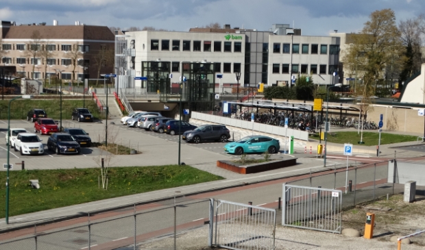 <p>Het stationsgebied in Bunnik met op de achtergrond de BAM</p>