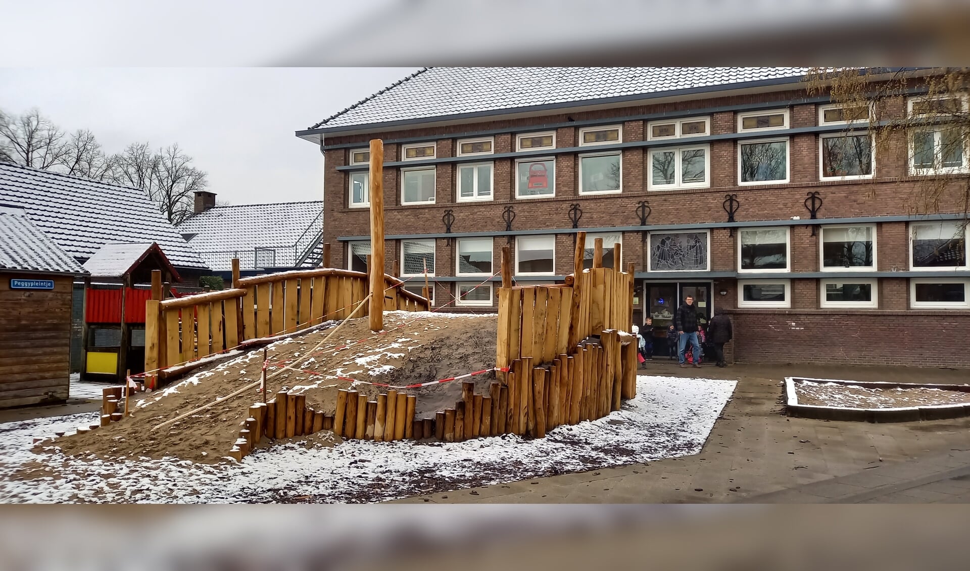 De Antoniusschool in Barneveld heeft de afgelopen tijd groene speelelementen gerealiseerd op het schoolplein.