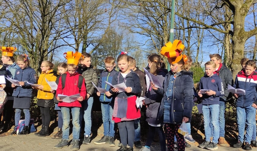 Leerlingen van de Gisbertus Voetiusschool in Doorn zongen 's ochtends eerst liederen en deden daarna fanatiek mee met allerlei spellen.