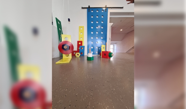 Uitvergrote versie van kinderspeelgoed in speelse primaire kleuren