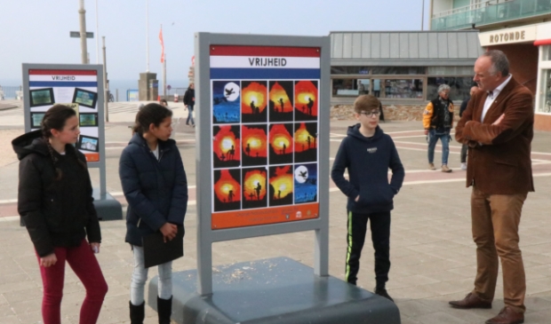 <p>Sierra, Dick en Diolinda met wethouder Gertjan Bluijs bij de onthulling van de affiches.</p>