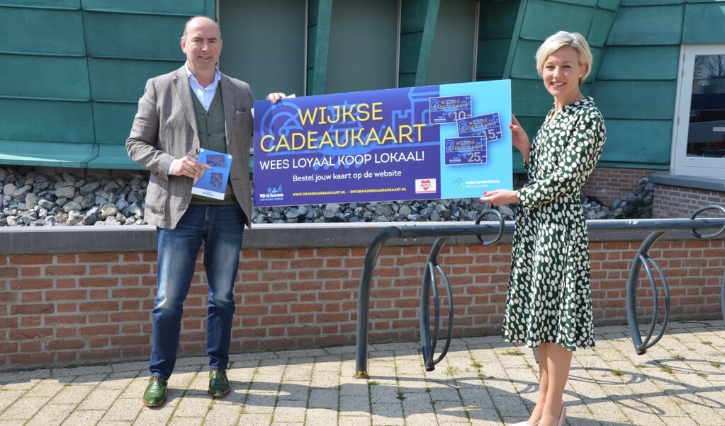 Henk Drok (KlantenSpaarPas) overhandigt de eerste Wijkse cadeaukaart aan burgemeester Iris Meerts