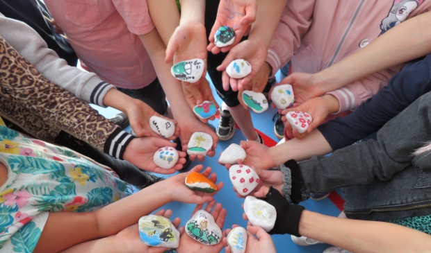 <p>De leerlingen van groep 5 B maakten deze mooie keien</p>