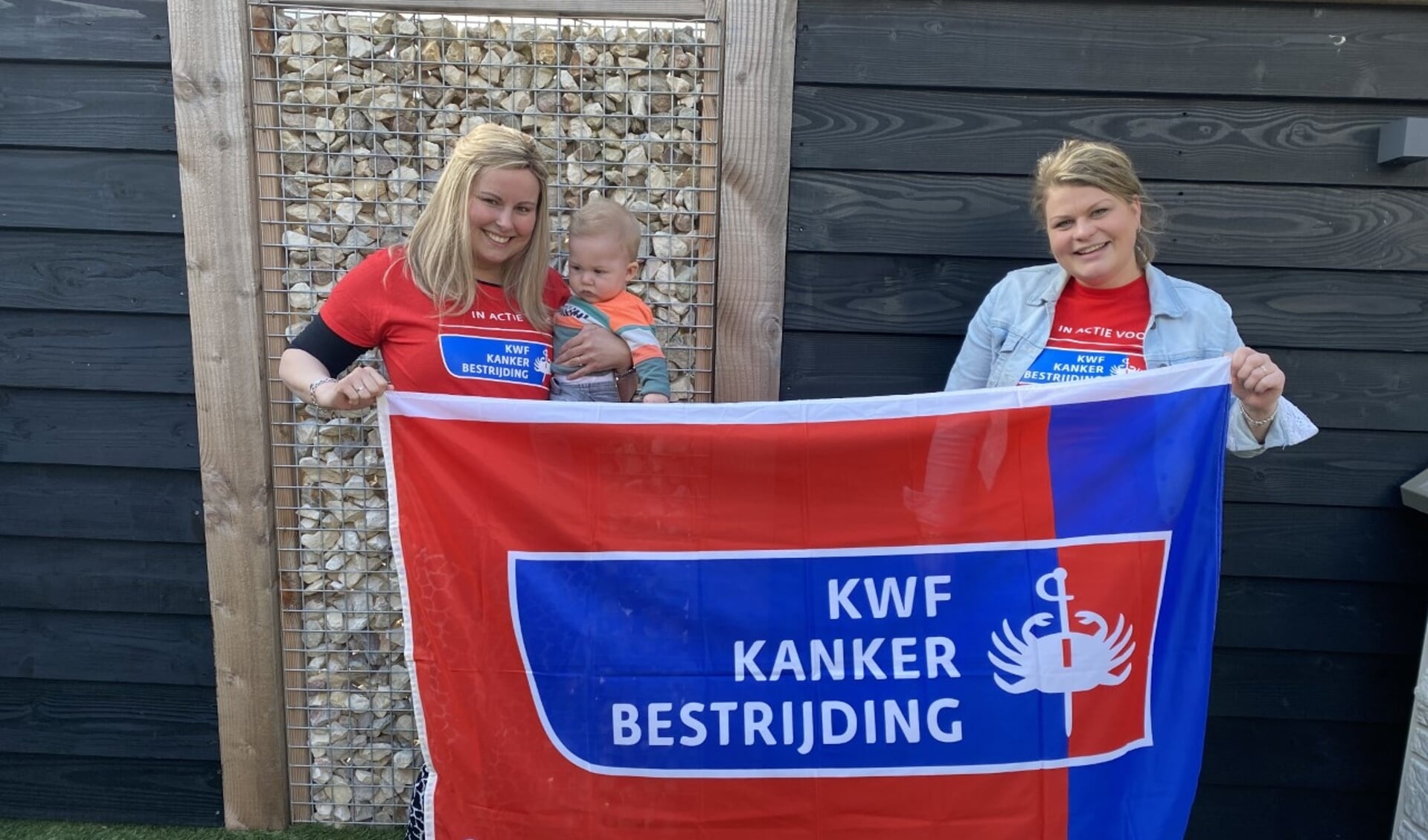 Mathilde Grevengoed (rechts) is een van de initiatiefnemers van de sponsorloop op Koningsdag in de Spechtstraat. Met de sponsorloop wordt geld opgehaald voor het KWF en is ook bedoeld om buurvrouw Liesbeth van Dusschoten die leukemie heeft een hart onder de riem te steken.