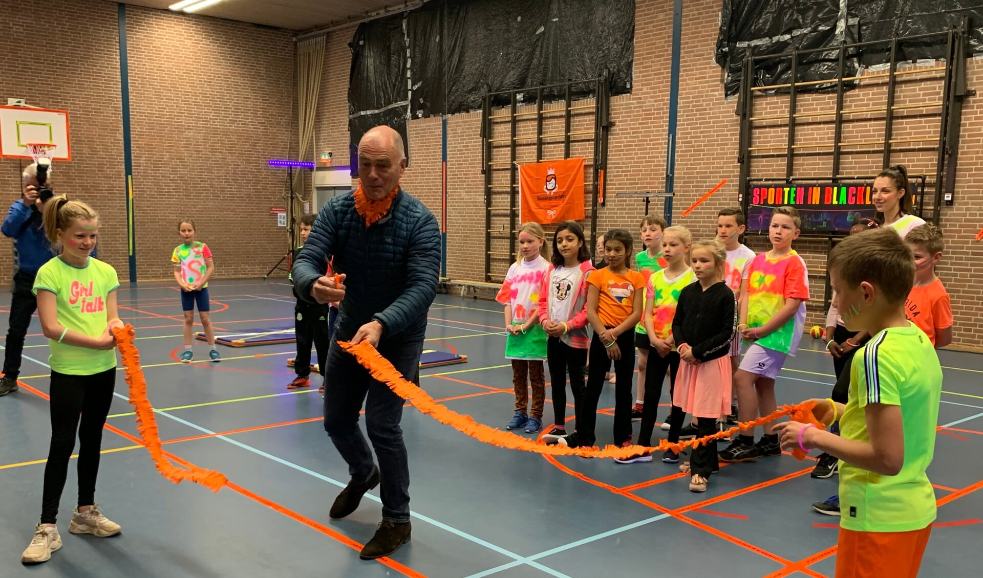 Wethouder Kees van Dalen opent op OBS de Bijenkorf de Koningspelen 2021