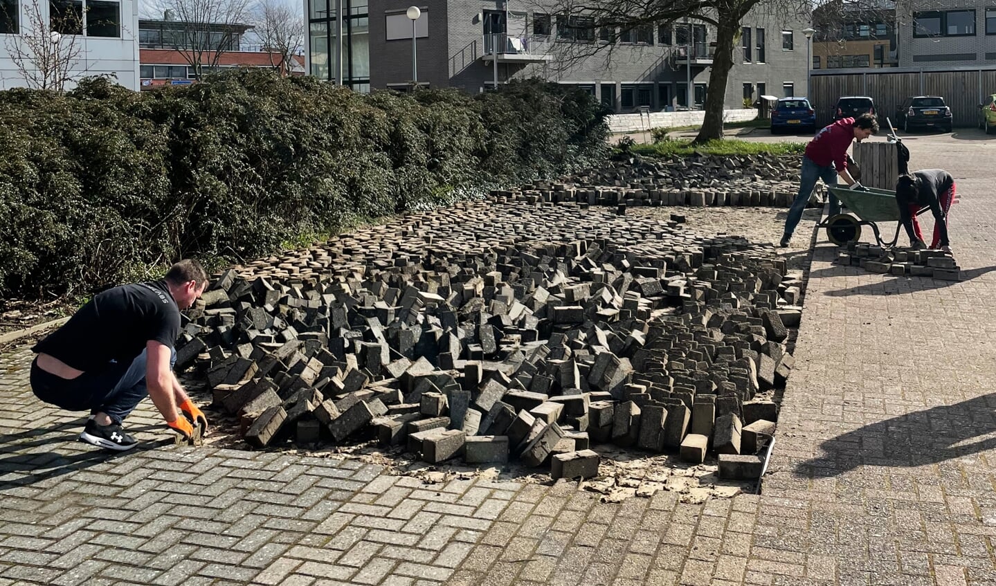 Bewoners van De Molen verwijderen duizenden stenen van het terrein.