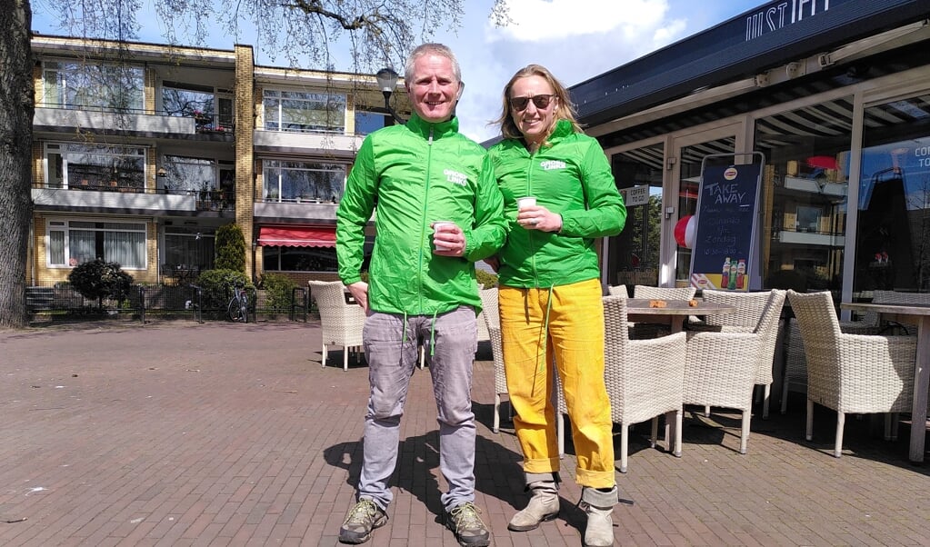 Ties de Ruijter (l) fractievoorzitter van GroenLinks samen met Rosalie bij een nu nog leeg terras