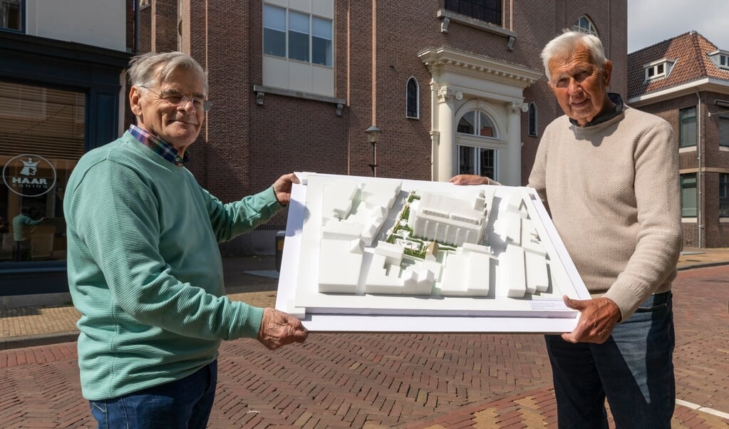 Ewald Klaui en Bert Welmers met de maquette van het plan voor de gebrandschilderde ramen van de martelaren van Gorcum