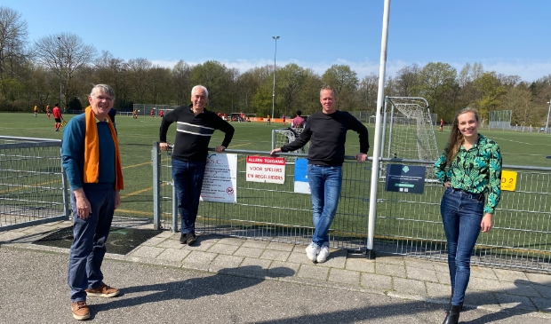 <p>Victor Frequin (VVD), Paul van Roermund (D66), Rick van Bruggen (voorzitter Sporting Martinus), Ilika Polderman (GL) bij de velden van Martinus </p>