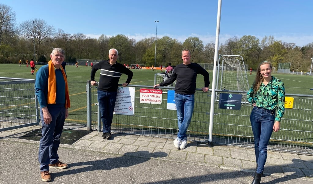 Victor Frequin (VVD), Paul van Roermund (D66), Rick van Bruggen (voorzitter Sporting Martinus), Ilika Polderman (GL) bij de velden van Martinus 
