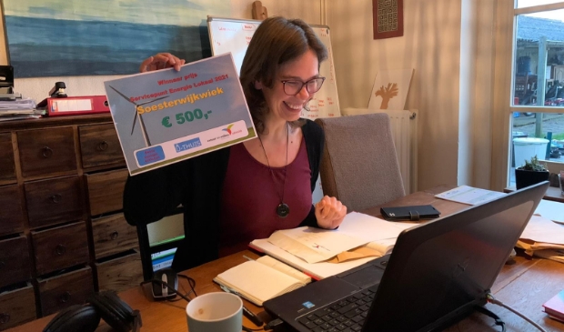 Maiken Larsen van SoesterwijkWiek op het moment dat ze de prijs voor het beste energie-initiatief ontvangt.