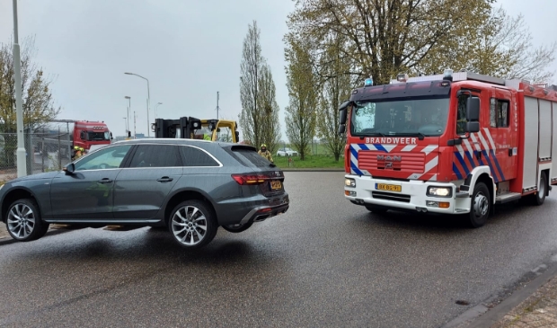 <p>Een personenauto moest worden weggehaald, zodat de brandweer haar werk kon doen</p>