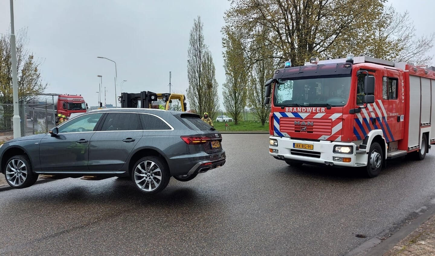 Een personenauto moest worden weggehaald, zodat de brandweer haar werk kon doen