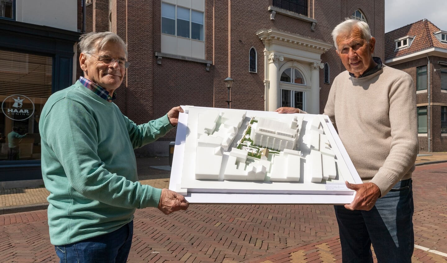 Ewald Klaui en Bert Welmers met een plattegrond van de gedenkplaats aan de Haarstraat