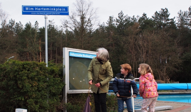 <p>Johanna Hartemink onthulde het bord waarmee het centrale pleintje in het Bosbad is vernoemd naar haar man Wim.</p>