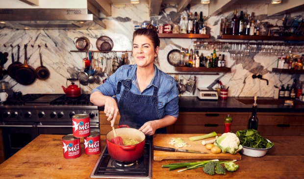 Yvette van Boven bereidt haar maaltijdsoep.