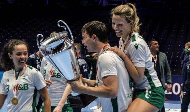 <p>Arjen draagt de beker en Zita springt op zijn rug om het kampioenschap te vieren. </p>