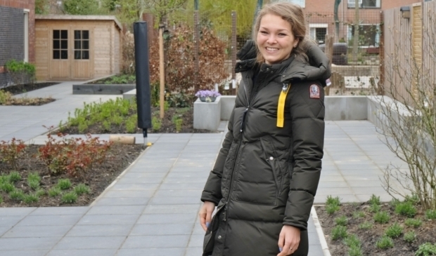 <p>Daphne de Graauw in de tuin van De Weijer. </p>