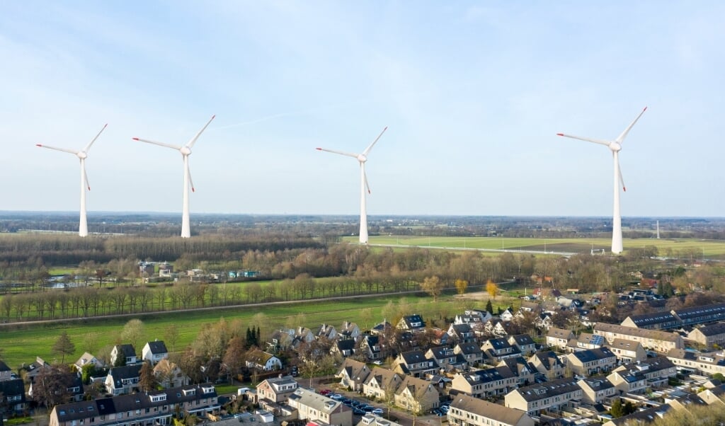 Een montagefoto: vooraan Veenendaal-west, de Slaperdijk en de hoge windmolens op de Emmikhuizerberg naast de snelweg. Zo zal het dus mogelijk worden.