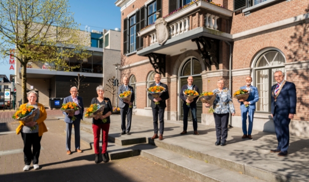 <p>Van links naar rechts: Aartie Pater, Eric van Ommen, Tineke van Bentum, Jim Bakker, Ton van den Boogaart, Gijs Druijff, Cokkie van der Meer, Gerard van de Glind en burgemeester Jan Luteijn.</p>
