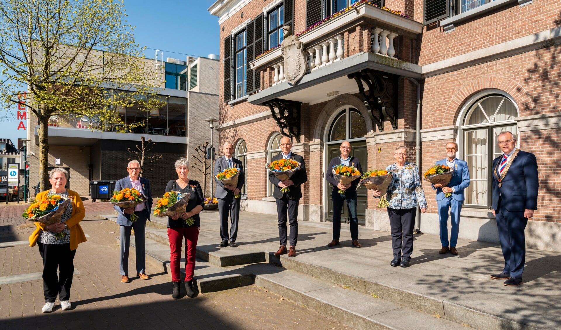 Van links naar rechts: Aartie Pater, Eric van Ommen, Tineke van Bentum, Jim Bakker, Ton van den Boogaart, Gijs Druijff, Cokkie van der Meer, Gerard van de Glind en burgemeester Jan Luteijn.