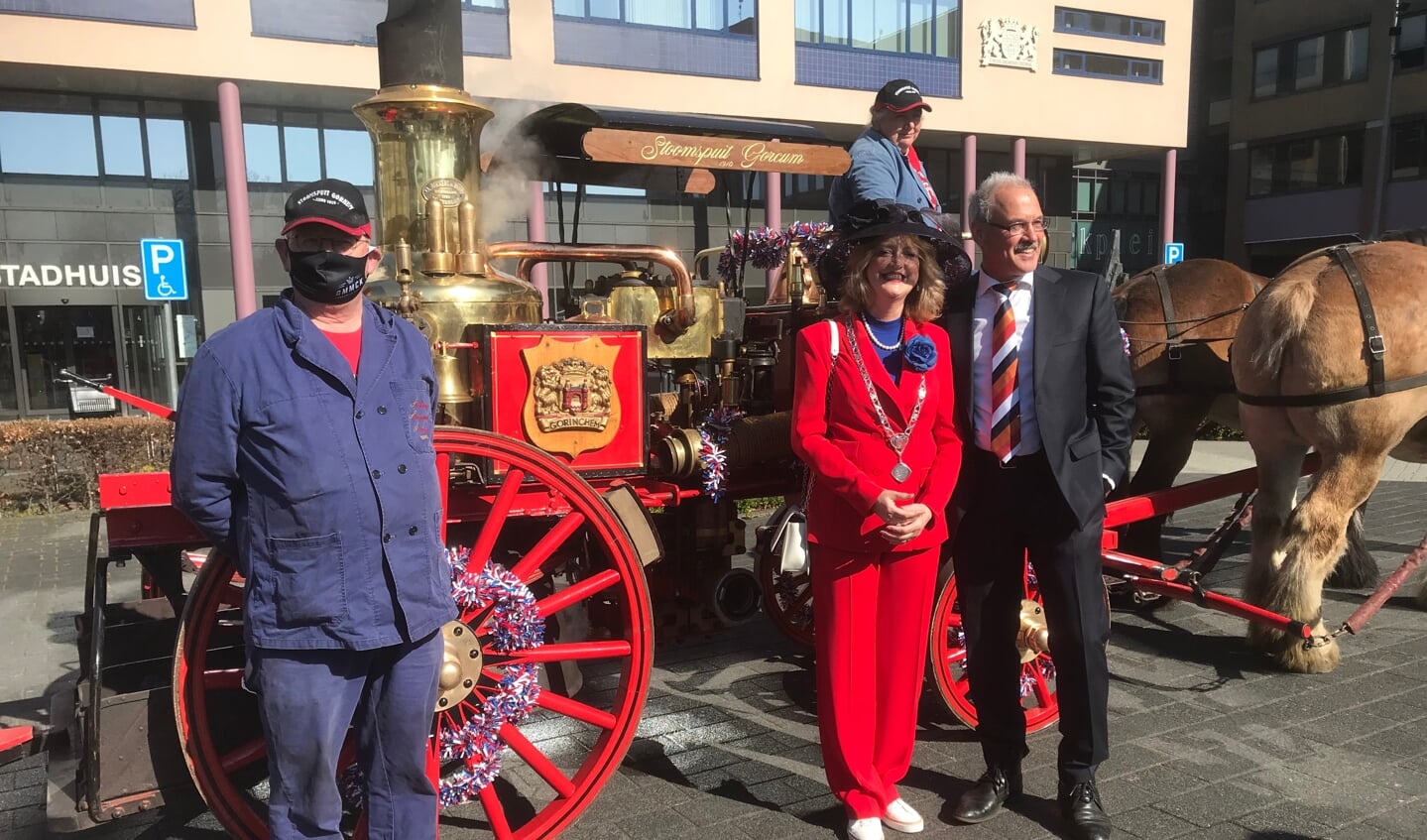 Burgemeester Melissant maakte met een stoomspuit van de brandweer de tocht langs de te decoreren Gorcumers