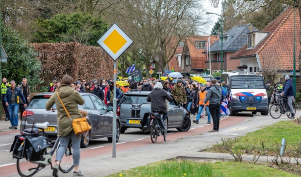 <p>De onverwachte protestmars tegen de coronamaatregelen op 10 april in Baarn. </p>