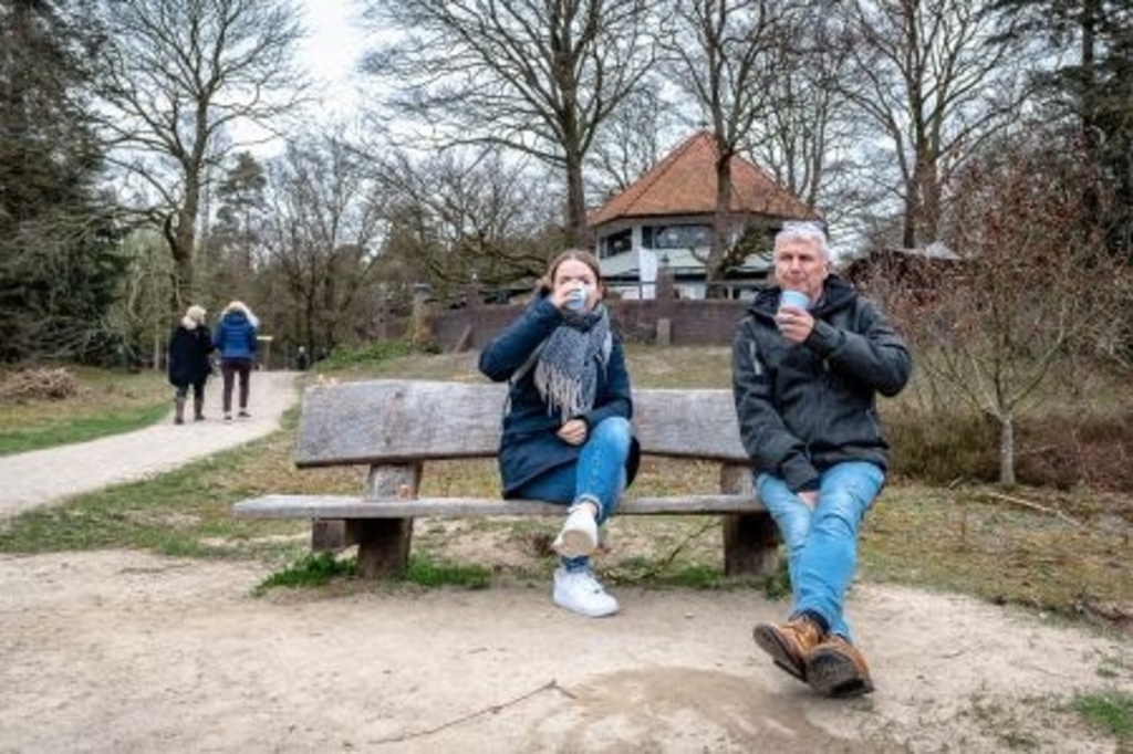 Herbruikbare bekers in strijd tegen zwerfafval in de natuur