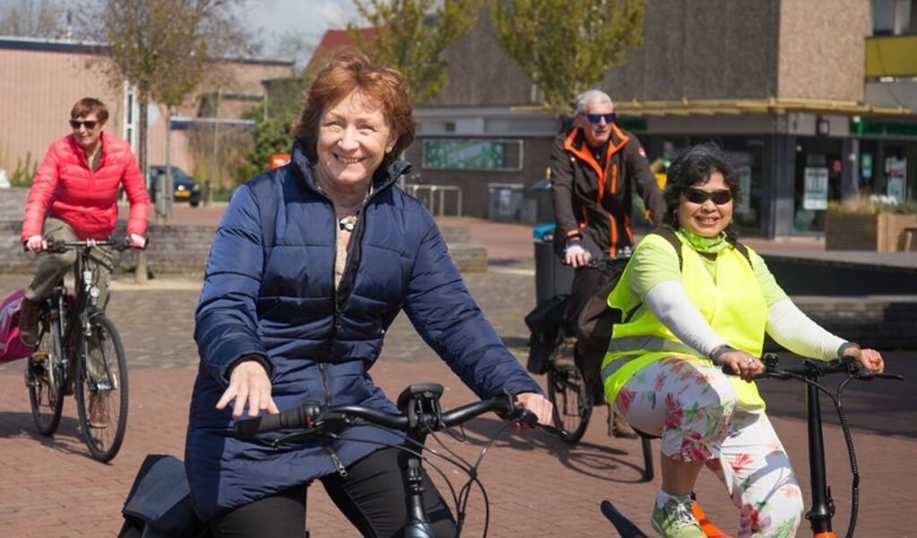 Wethouder Rineke Korrel op de fiets.