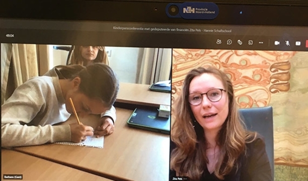 <p>Leerlingen van de Hannie Schaftschool in gesprek met gedeputeerde Zita Pels.</p>