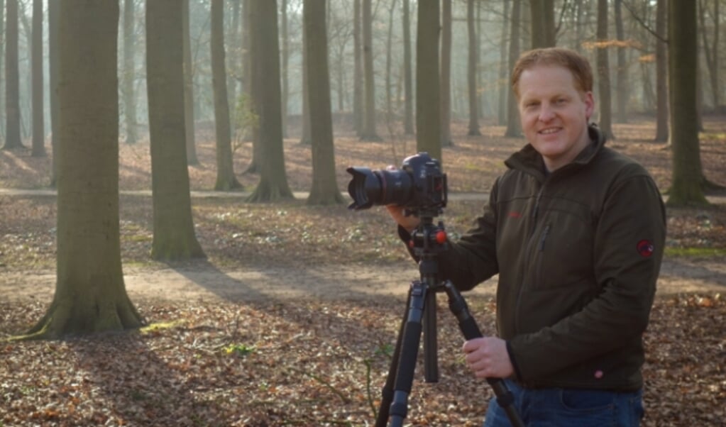 Natuurfotograaf Sjaak den Breeje met zijn camera in het kathedraalbos op Landgoed Beerschoten.