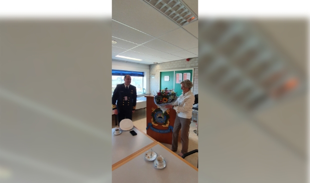 <p>Mia van Niekerk en Groepscommandant HJF Toebast, die het eerste exemplaar kreeg.</p>