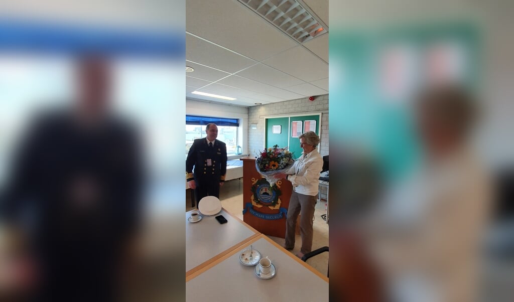 Mia van Niekerk en Groepscommandant HJF Toebast, die het eerste exemplaar kreeg.