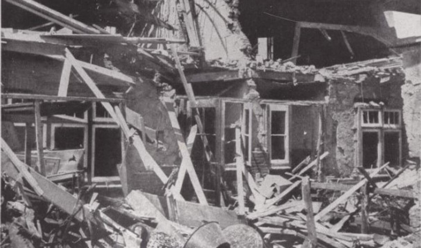 De zwaar beschadigde huizen na het bombardement.
