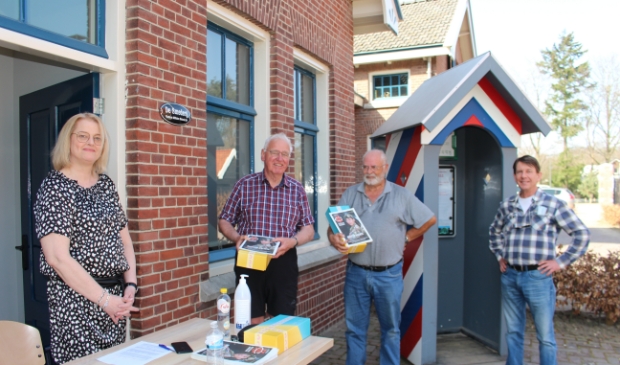 PMHE-veteranenbestuurslid Renske van Dijk heeft Paasbroden aangeboden aan de Edese veteranen Wybo Boersma, Wim van der Elzen en Maarten van Dijk.