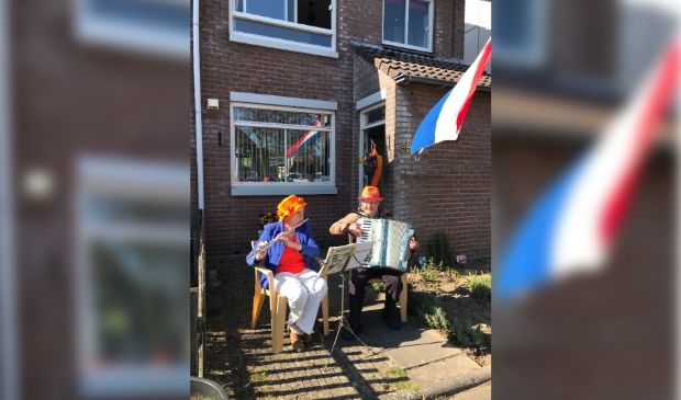 Wilma en Jos musiseren op koningsdag