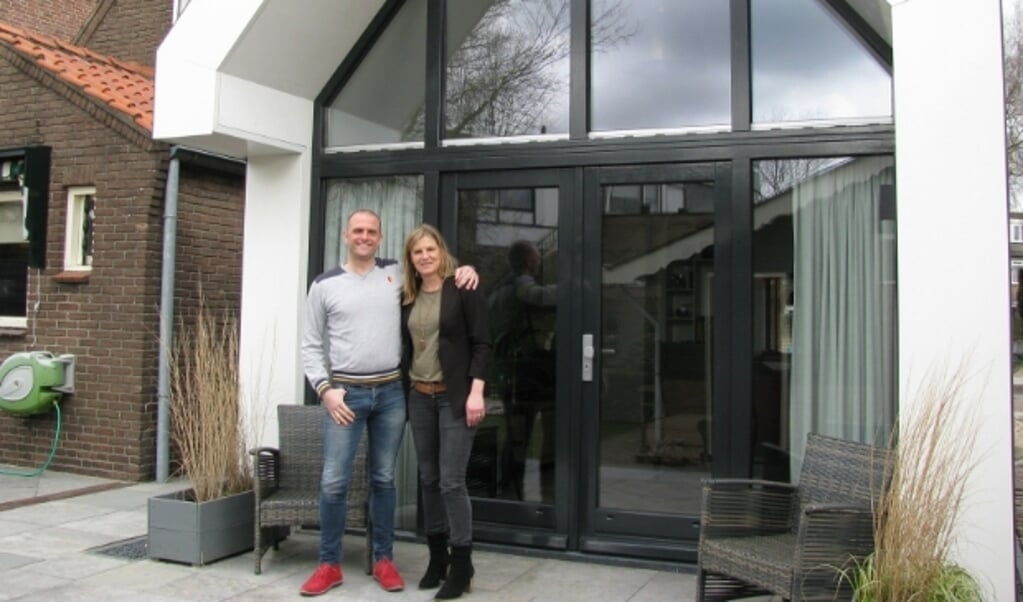 Inge Verbeek en Robert Brouwer bij de achterzijde van hun totaal verbouwde woning aan de Valleistraat. (Foto: Gertjan van Capellen).