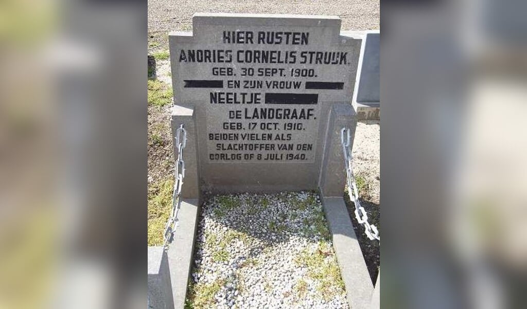De grafsteen op de algemene begraafplaats in Sliedrecht herinnert blijvend aan het leven én noodlot van Neeltje en Andries.