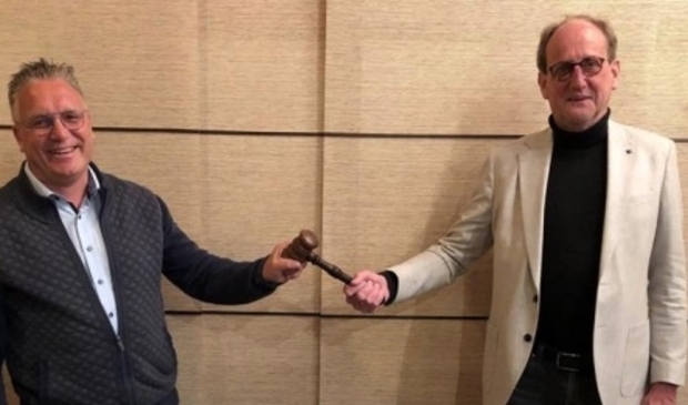 De komende (l) en scheidende voorzitter.