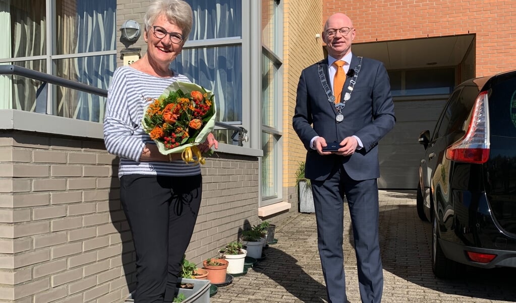 Wanda de Jong-van Dijk, benoemd tot lid in de orde van Oranje-Nassau