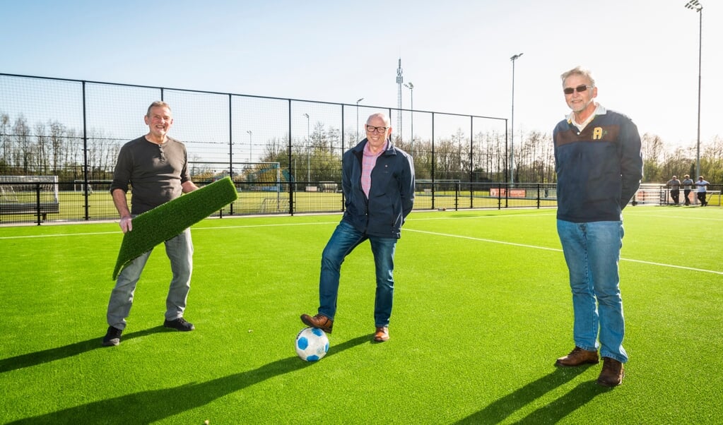 Van links naar rechts: Dirk van Manen, Evert Haverkamp en Hans Jansen op het nieuwe speelveld op sportcomplex 't Nieuwe Oost. 
