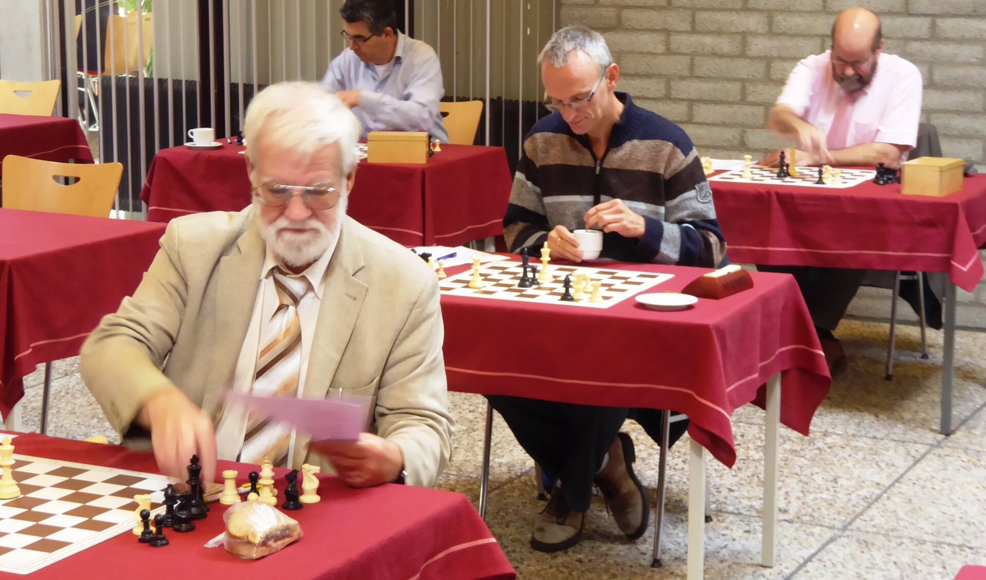 De Edese schaker Sjoerd Meijer (tweede tafel) is een van de deelnemers.