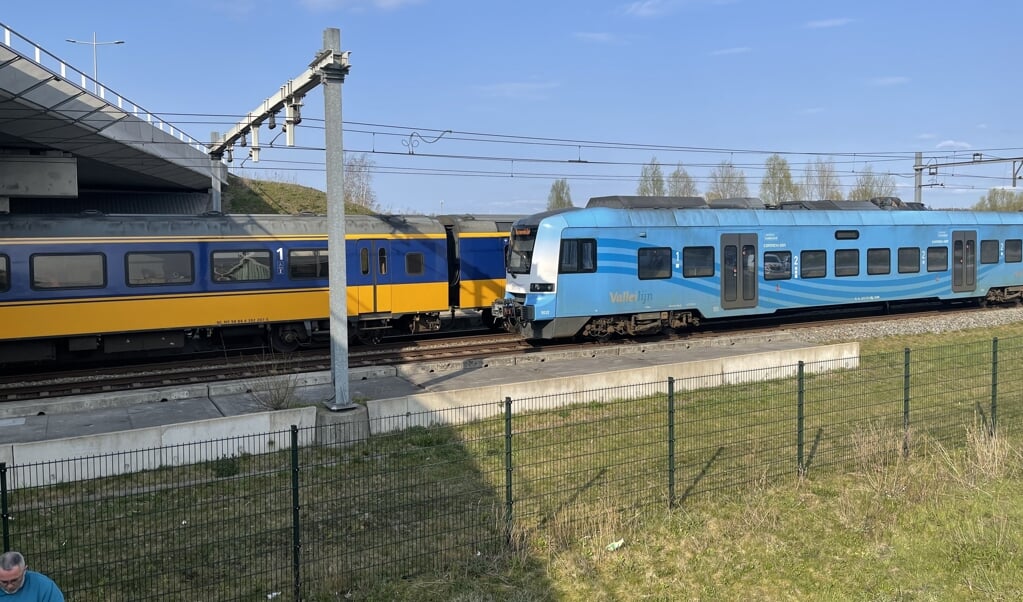 Twee treinen staan stil op het spoor bij het Accupad in Amersfoort