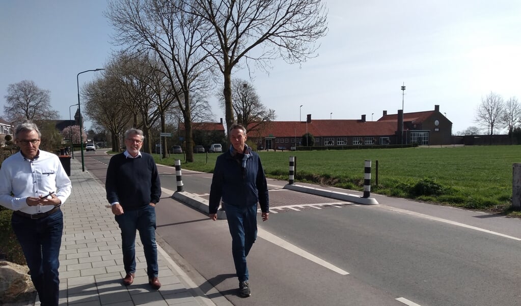 Peter de Rooy, Wim Schreuders en voorzitter Hans Miltenburg van Mooi 't Goy, wandelend door het dorp.